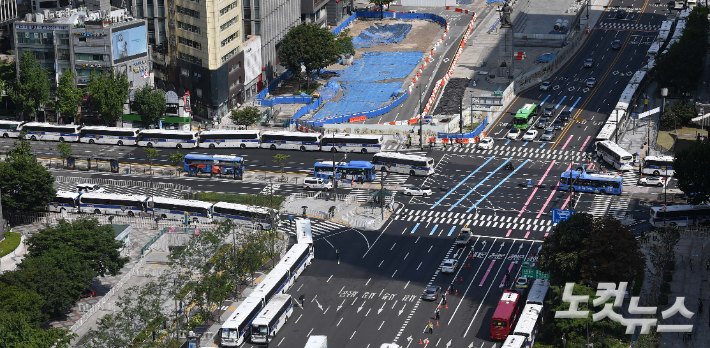 광복절 도심집회가 예고된 15일 서울 광화문광장 일대에 경찰 차벽이 설치돼 있다. 박종민 기자