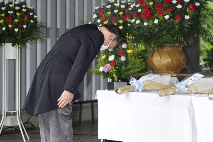 스가 요시히데 일본 총리가 15일 오전 도쿄 지도리가후치에 있는 전몰자묘원에 헌화하는 모습. 연합뉴스
