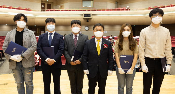 지난 5월 13일 열린 젊은 개척연구자의 날에 권순기 총장과 우수논문 최우수상을 수상한 대학원생들이 기념촬영을 하고 있다. 경상국립대 제공