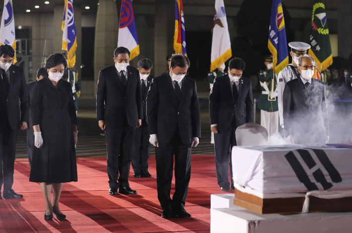 문재인 대통령이 15일 일제강점기 봉오동 전투 승리를 이끈 홍범도 장군의 유해 봉환식이 열린 서울공항에서 홍범도 장군의 유해에 분향하고 묵념하고 있다. 연합뉴스