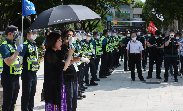지난 15일 서울 종로구 종묘공원 앞에서 나라지킴이 고교연합 관계자가 정부의 방역 조치를 규탄하며 기자회견을 하는 모습. 연합뉴스
