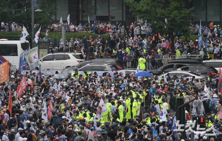 지난해 8월 15일 보수단체 집회 참가자들이 서울 종로구 광화문광장에서 8·15 광복절 맞아 집회를 하기 위해 모여든 모습.  이한형 기자