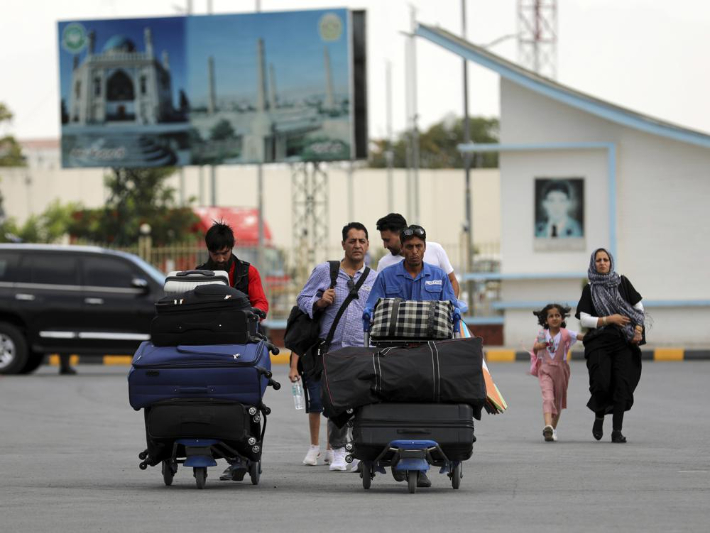 아프가니스탄 시민들이 14일(현지시간)  카불을 떠나기 위해 공항으로 가고 있다. AP통신 보도 캡처