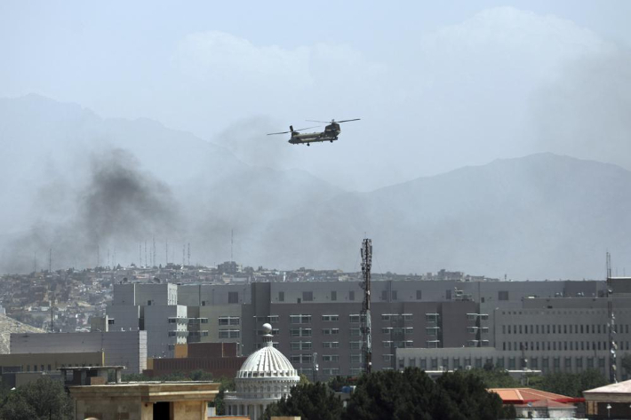 미군 치누크 헬기가 15일(현지시간) 아프가니스탄 카불 상공을 날고 있다. 연합뉴스