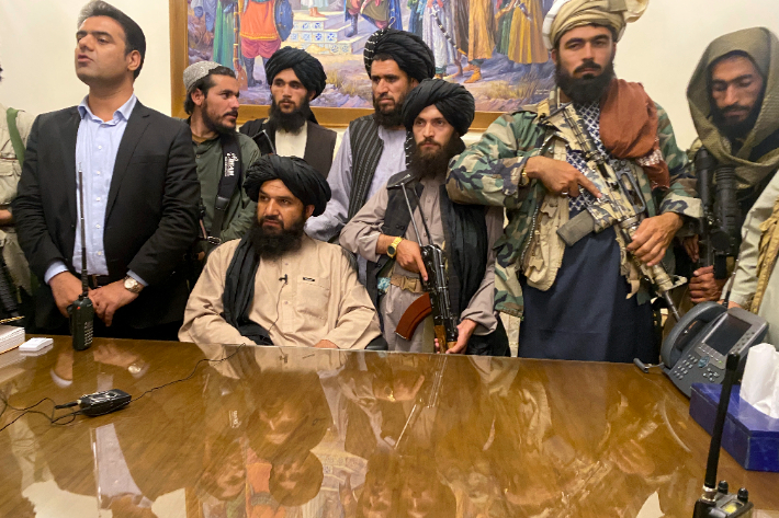 15일(현지시간) 아프가니스탄 대통령궁을 장악한 탈레반 조직원들. 연합뉴스