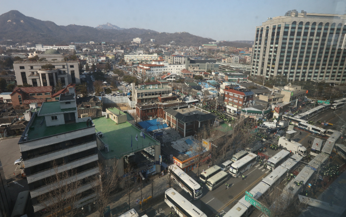 지난 2017년 3월 10일 박근혜 전 대통령에 대한 탄핵심판 선고일 당시 종로구 헌법재판소 근처에 설치된 경찰차벽 모습. 연합뉴스