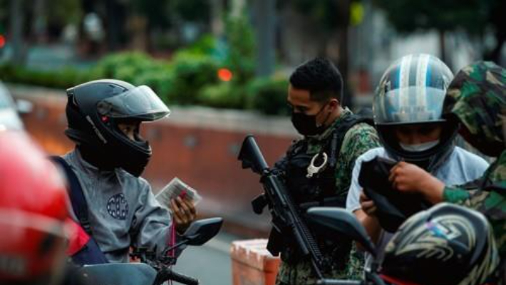 봉쇄령이 연장된 필리핀 마닐라에서 경찰이 검문하는 모습. 연합뉴스