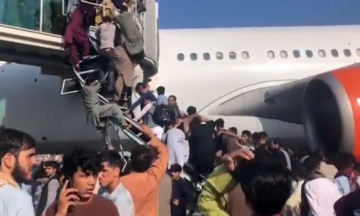 비행기 탑승 계단에 매달린 아프간 시민들. 트위터 캡처