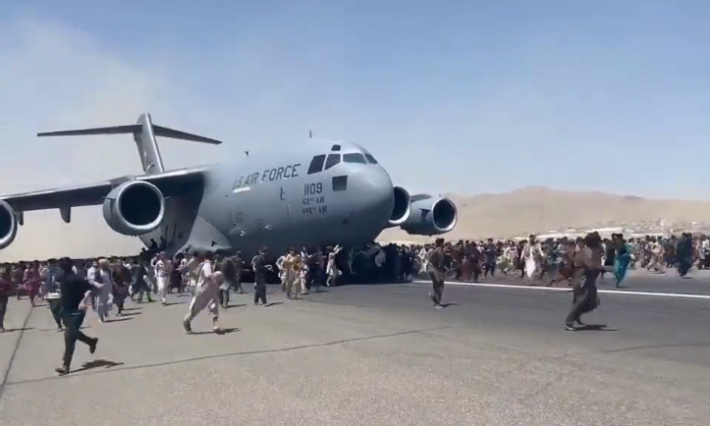 이륙하려는 미 공군기를 따라가고 있는 아프간 주민들.  트위터 캡처