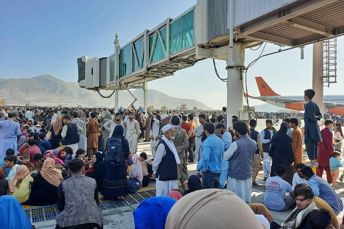 아프간 주민들이 장사진을 치고 있는 카불 공항 외부. 연합뉴스