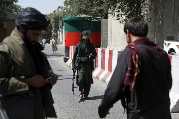 카불에서 경비를 서고 있는 탈레반 조직원들. 연합뉴스