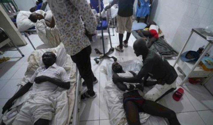 아이티 레카이 병원 바닥에 누워있는 지진 부상자와 가족들. 연합뉴스