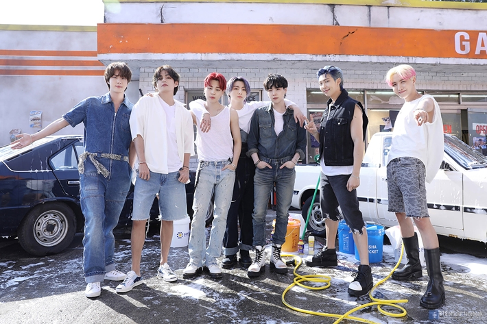 방탄소년단이 지난 5월 21일 발표한 '버터'가 미국 빌보드 메인 싱글 차트 '핫 100' 최신 차트(8월 21일자)에서 7위를 기록했다. 방탄소년단 공식 페이스북