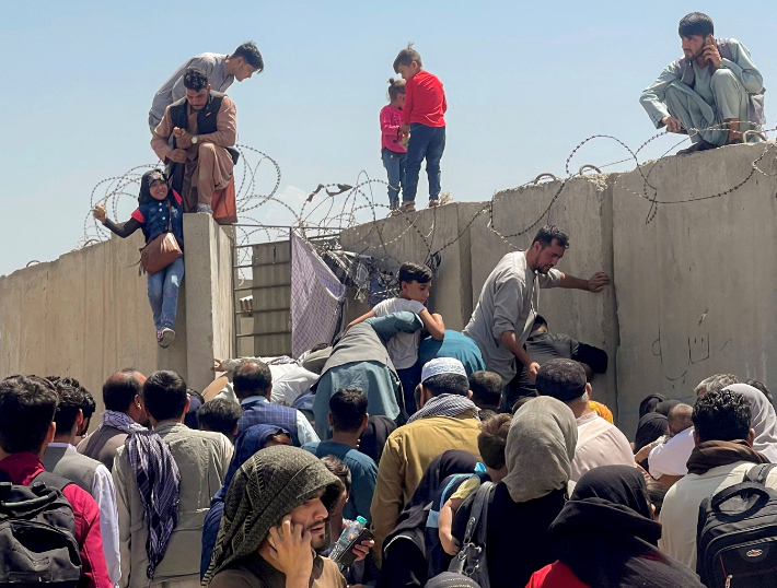 국외 탈출 위해 카불 국제공항 담 넘는 아프간인들. 연합뉴스