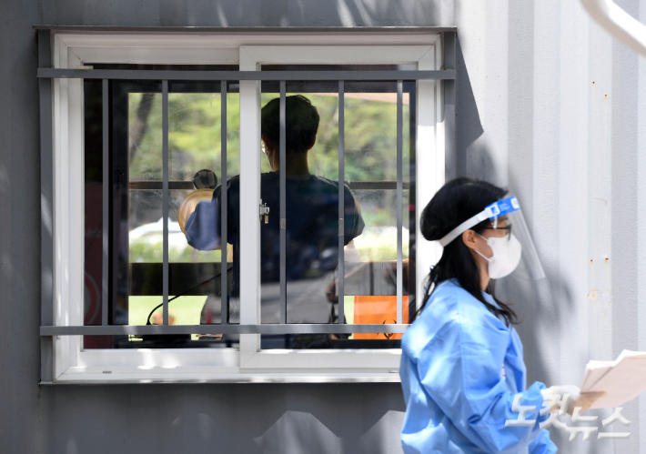 서울광장에 설치된 선별검사소에서 의료진들이 검체채취 준비를 하고 있다. 황진환 기자