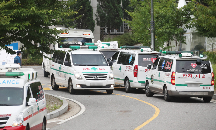 생활치료센터 앞에 줄 서 있는 구급차들. 연합뉴스