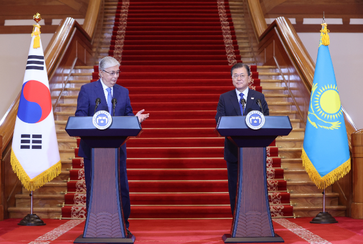 문재인 대통령이 17일 청와대에서 한-카자흐스탄 정상회담을 마치고 토카예프 카자흐스탄 대통령과 공동언론발표 행사에 참석하고 있다. 연합뉴스