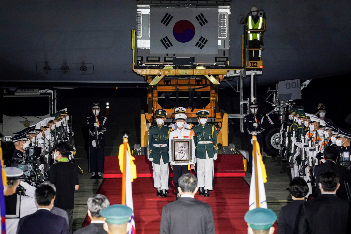 지난 15일 홍범도 장군 유해 봉환식. 청와대 제공