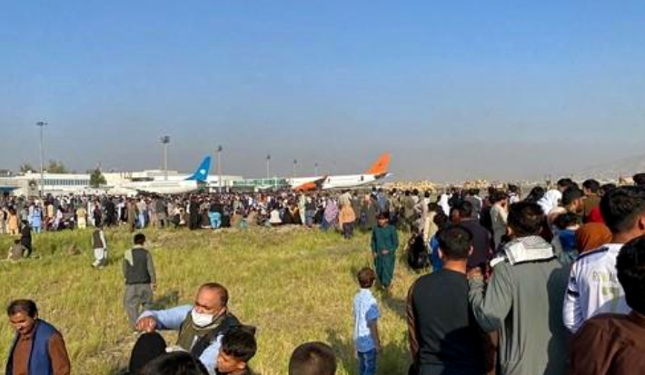 16일(현지시간) 아프가니스탄 수도 카불 국제공항이 출국을 기다리는 시민들로 북새통을 이루고 있다. 이슬람 무장단체 탈레반이 정권을 재장악하자 이날 날이 밝기도 전에 수천 명의 카불 시민들이 아프간을 탈출하기 위해 공항으로 몰려들었다. 연합뉴스
