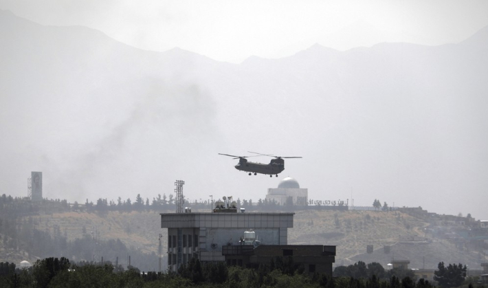 지난 15일(현지시간) 철수작전에서 나선 미군의 치누크 헬기가 카불 주재 미 대사관 상공을 날고 있는 모습. 연합뉴스