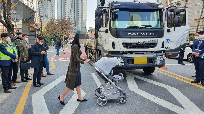 지난 3월 18일 오전 광주 북구 운암동 한 아파트 앞 어린이보호구역(스쿨존)에서 지난해 11월 발생한 사망사고 재판과 관련해 현장 검증이 이뤄지고 있는 모습. 광주지법 제공