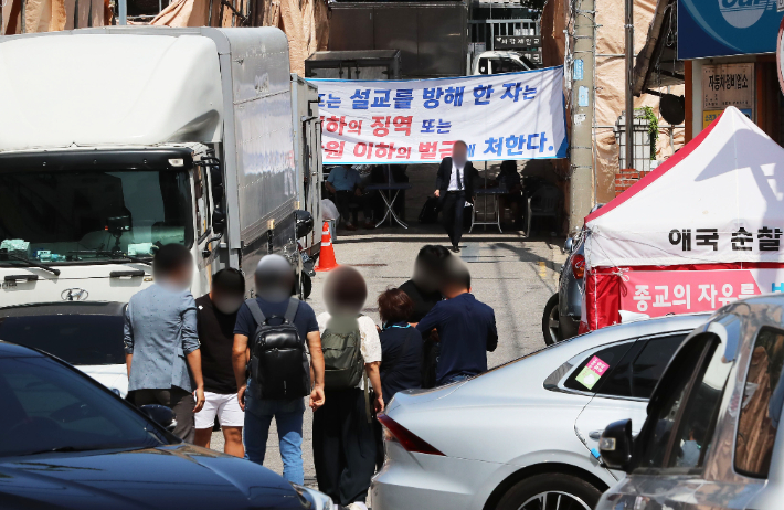 15일 오전 서울 성북구 사랑제일교회 신도들이 대면예배에 참석하고 있다. 연합뉴스