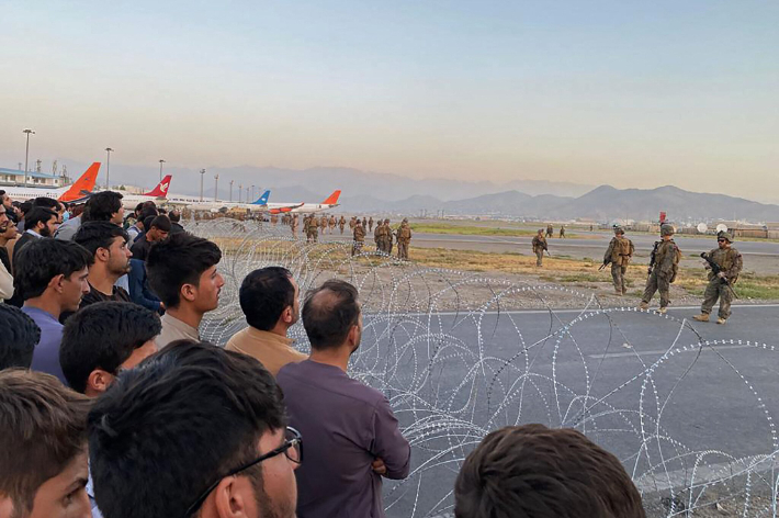 미군이 아프가니스탄 국민들의 카불공항 진입을 막고 있다. CNN캡처