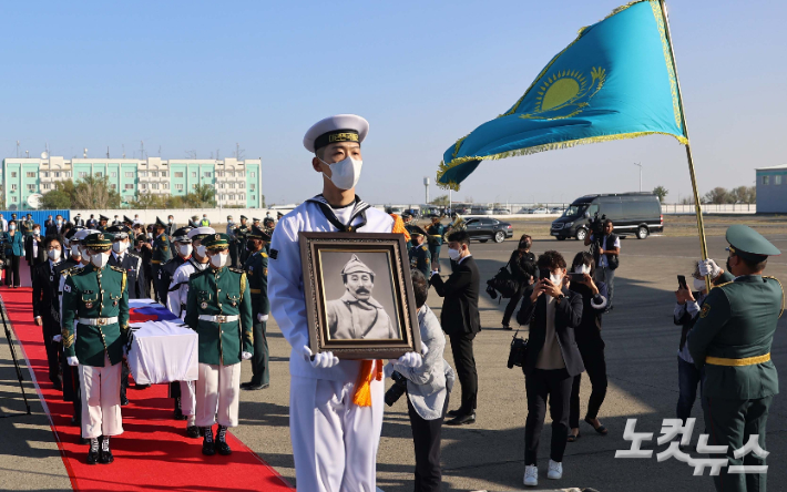 홍범도 장군 유해가 15일 한국으로 봉환되기 위해 카자흐스탄 크즐오르다 공항에서 국군의장대에 의해 특별수송기(KC-330)에 모셔지고 있다. (사진=국가보훈처 제공)