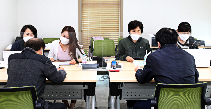 집합금지·영업제한 업종 폐업 소상공인을 대상으로 상담하는 모습. 동작구 제공 