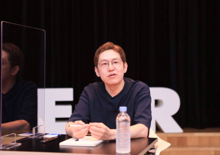  김준구 네이버웹툰 대표가 18일 온라인 기자간담회 '네이버 밋업'을 열고 향후 사업 계획을 설명했다. 네이버 제공.