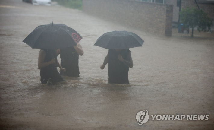 18일 오전 강릉지역에 폭우가 쏟아지면서  도로 곳곳이 침수됐다. 연합뉴스