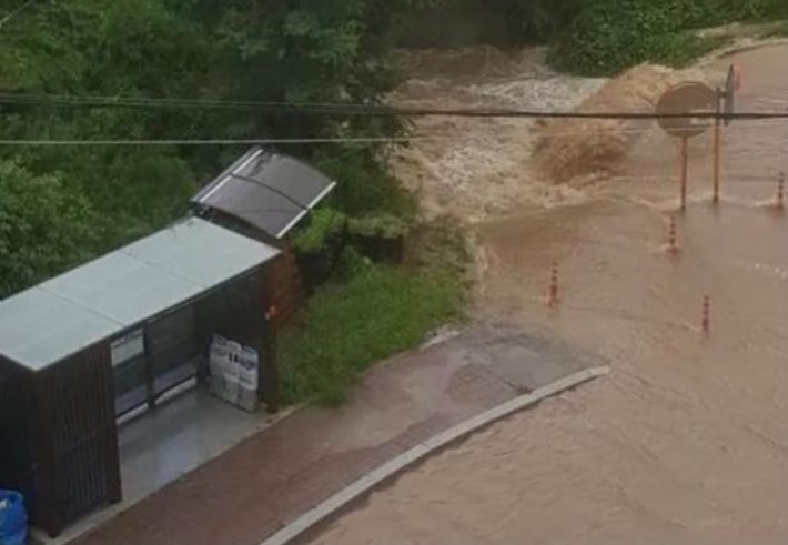 18일 오전 강릉지역에 폭우가 쏟아지면서 강릉원주대학교 후문 일대가 침수됐다. 인터넷 커뮤니티 캡처