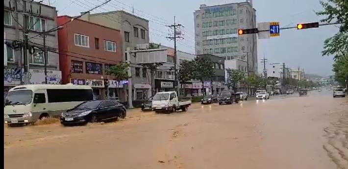 18일 강릉지역에 폭우가 쏟아지면서 도로 곳곳이 침수돼 출근길 시민들이 불편을 겪었다. 독자 제공 