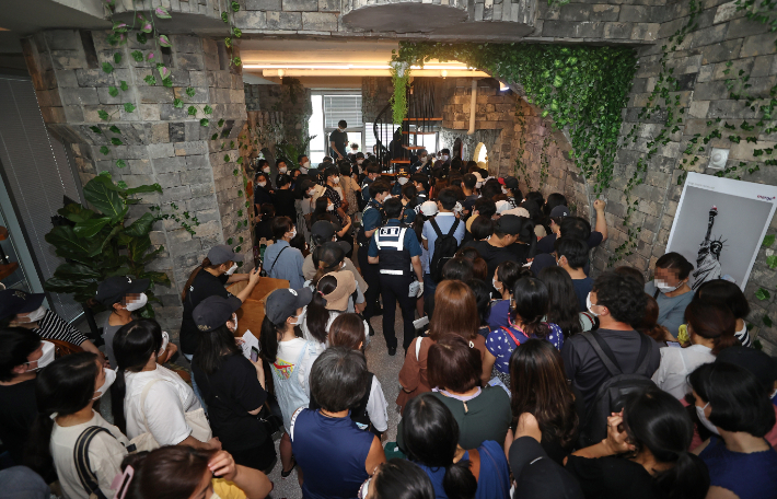 지난 13일 서울 영등포구에 위치한 결제플랫폼 회사 '머지포인트' 본사에 환불을 요구하는 가입자들이 모여 있는 모습. 연합뉴스
