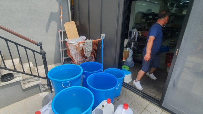 지난달 12일 강원 춘천시 남면의 한 음식점 앞에 수돗물이 끊기면서 임시로 물을 받은 물통이 놓여 있다. 연합뉴스