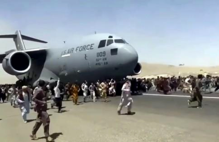 16일(현지시간) 아프가니스탄 수도 카불의 하미드 카르자이 국제공항에서 미군 C-17 수송기가 이륙을 위해 활주로를 따라 이동하자 탑승하지 못한 아프간 시민 수백 명이 수송기를 따라 내달리는 모습. 연합뉴스