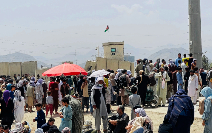 17일(현지시간) 아프가니스탄 수도 카불의 국제공항 외곽에 수백 명의 주민들이 모여 있는 모습. 연합뉴스