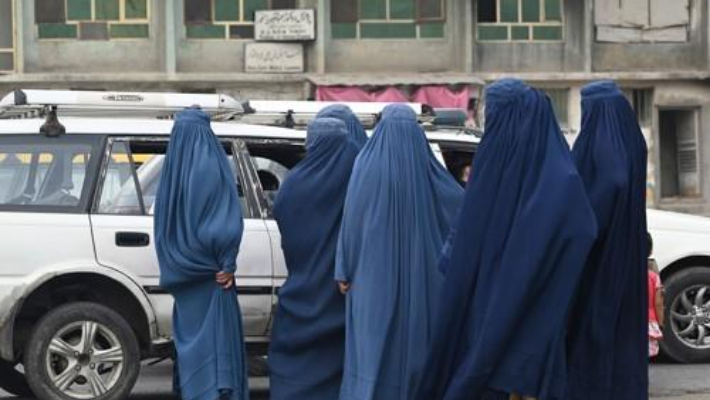 눈 부위만 망사로 된 부르카 입은 카불 여성들. 연합뉴스