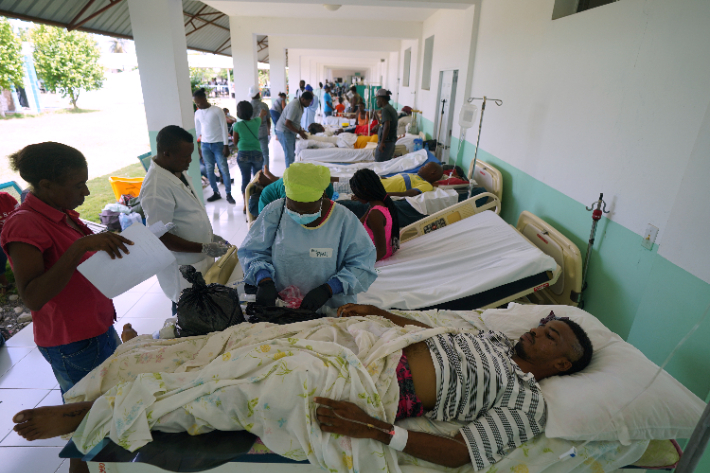병원 밖까지 가득 찬 아이티 지진 부상자들. 연합뉴스