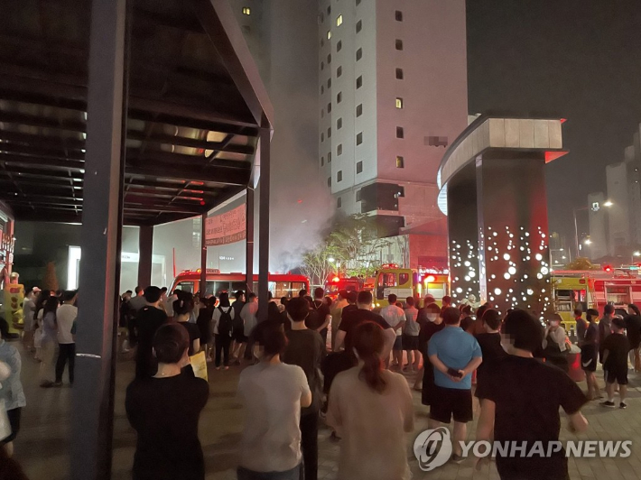 지난 11일 오후 11시 9분께 충남 천안시 불당동 한 아파트 지하 주차장에서 불이 나 주민 수십여 명이 아파트 밖으로 대피해있다. 연합뉴스