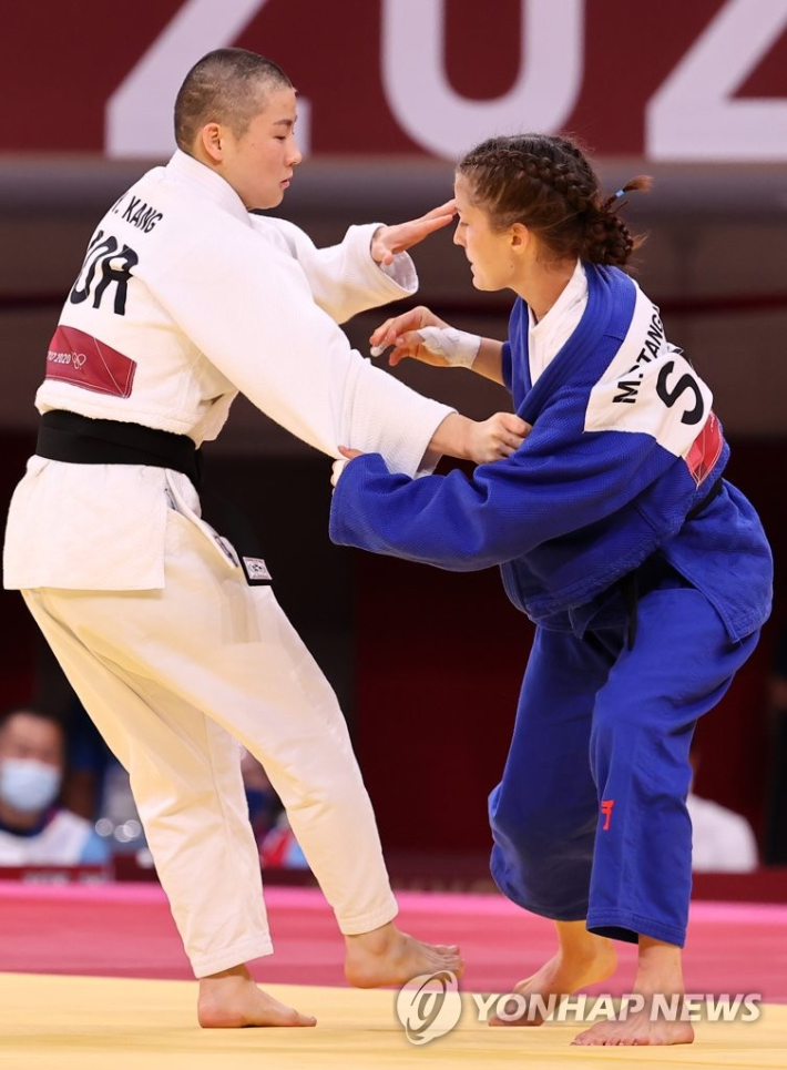 7월 24일 오전 일본 무도관에서 열린 여자 유도 48kg급 예선 32강 대한민국 강유정 대 슬로베니아 스탄가르 마루사 경기. 강유정이 경기에 집중하고 있다. 2021.7.24 mon@yna.co.kr [연합뉴스 자료사진] 연합뉴스