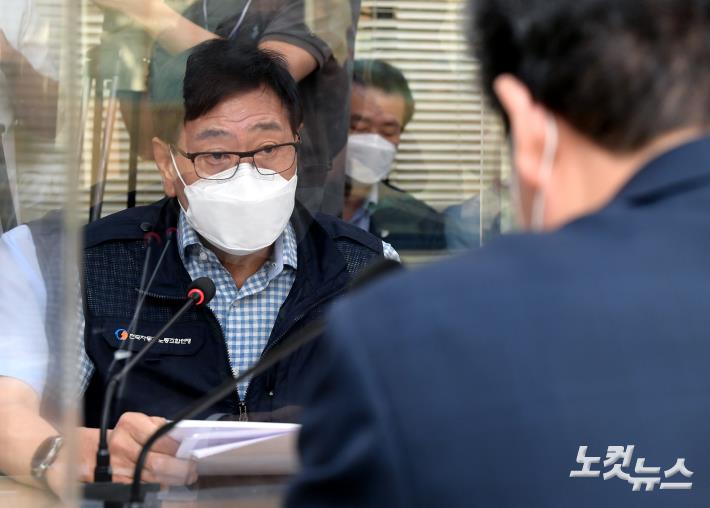 발언하는 서종수 전국자동차노조연맹위원장