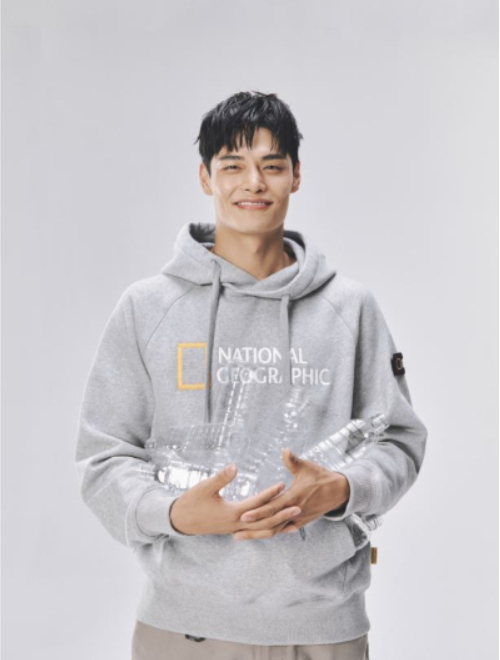 내셔널지오그래픽 모델이 리젠서울이 적용된 2021년 가을 신상품 의류를 착용하고 있다. 내셔널지오그래픽 제공