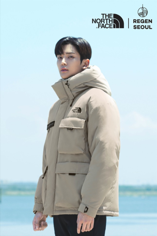 노스페이스 모델이 리젠서울이 적용된 2021년 가을 신상품 의류를 착용하고 있다. 노스페이스 제공