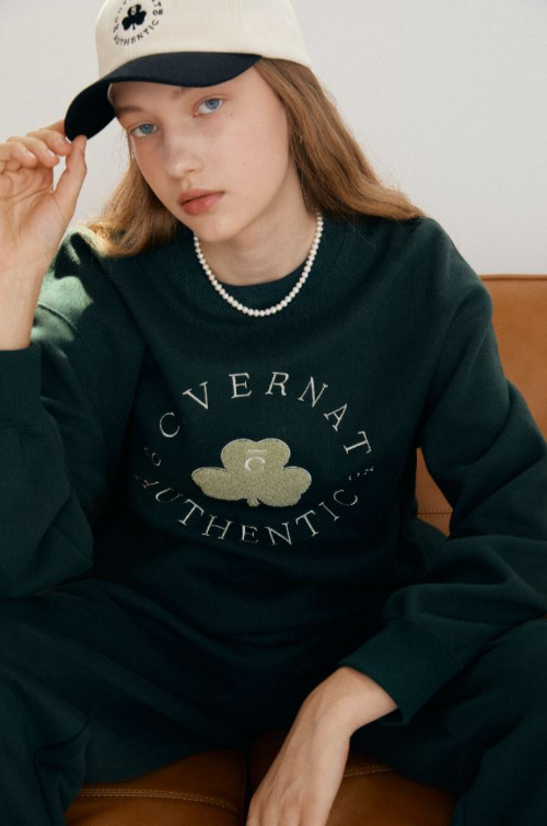 커버낫 모델이 리젠서울이 적용된 2021년 가을 신상품 의류를 착용하고 있다. 커버낫 제공