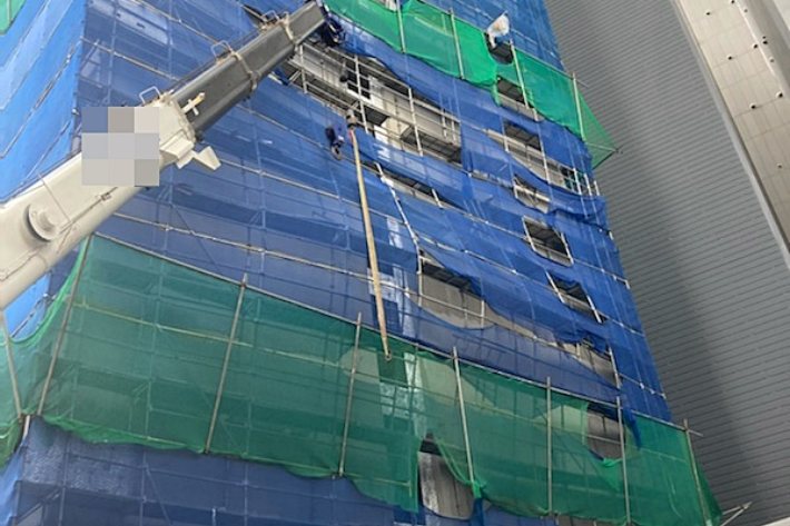 부산 한 건물 증축 현장 외벽에 설치한 비계(작업대)가 무너질 가능성이 제기돼 관계 기관이 조치에 나섰다. 부산경찰청 제공