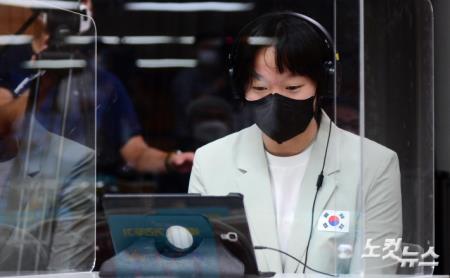 질문에 답하는 수영 국가대표 이은지