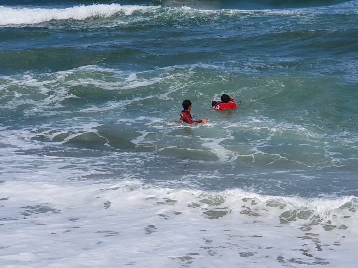 19일 강원 양양군 정암해수욕장에서 물놀이를 하던 중 표류한 20대 남성이 해경에 구조됐다. 속초해양경찰서 제공