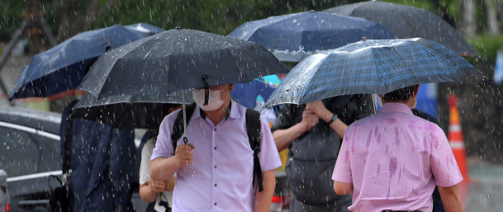 우산을 쓴 시민들이 발걸음을 옮기고 있다. 박종민 기자