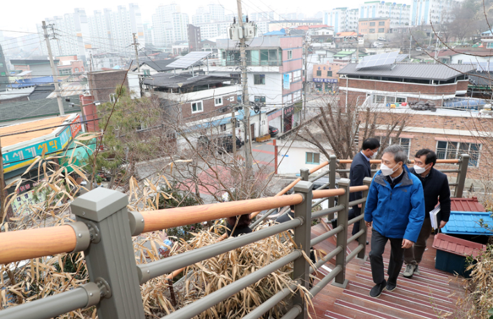 전주 용머리 여의주마을을 둘러보는 김승수 전주시장. 전주시 제공